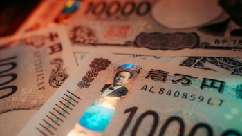 Yen Heads For Biggest Weekly Drop Since October Before Election