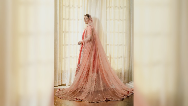 New Trend: वेडिंग डे पर ऐसे डबल दुपट्टा करें कैरी, दिखेंगी परियों सी खूबसूरत