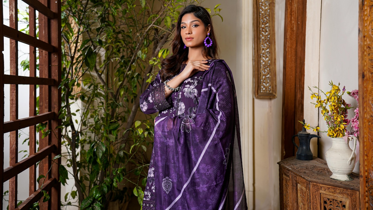 Traditional ethnic wear styles are suitable for Shivratri celebrations and prayer gatherings