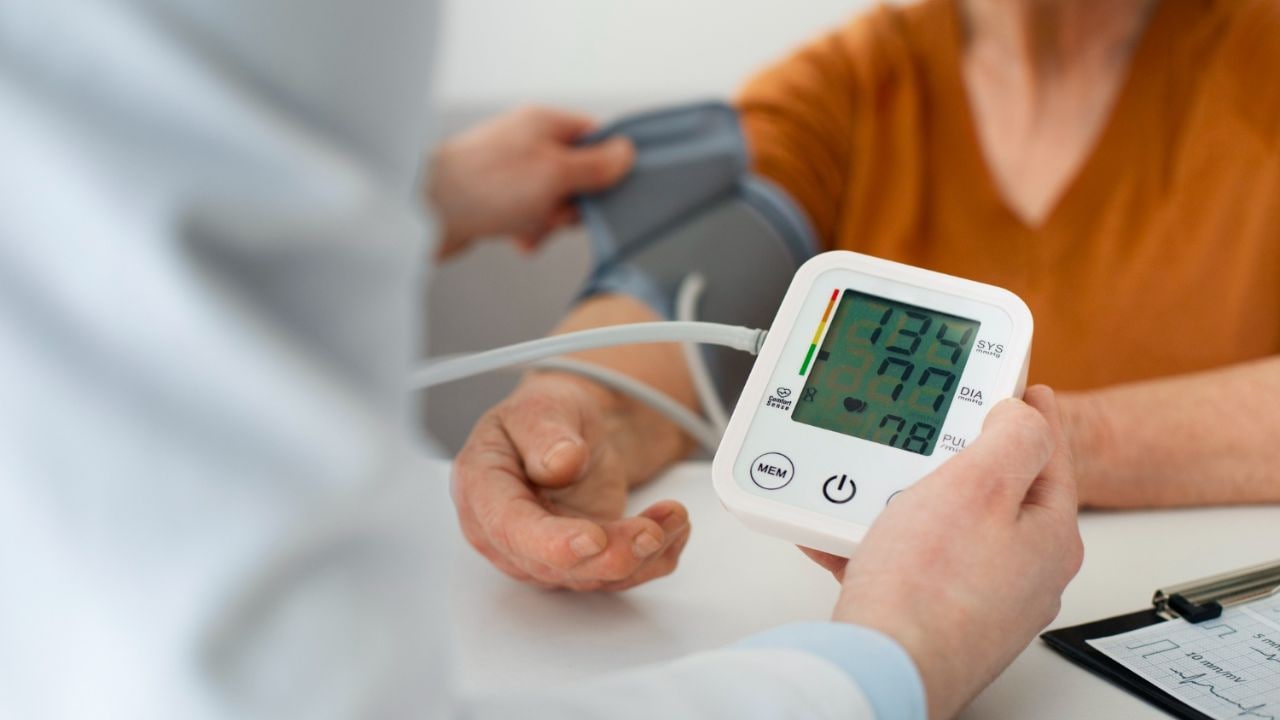 क्‍या है Hypertension  की वजह, कैसे करें इसे कंट्रोल? समय-समय पर करते रहें इसे चेक