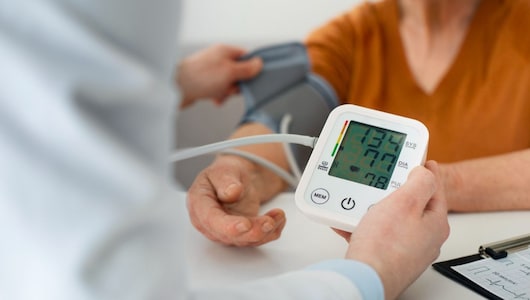 क्&zwj;या है Hypertension &nbsp;की वजह, कैसे करें इसे कंट्रोल? समय-समय पर करते रहें इसे चेक