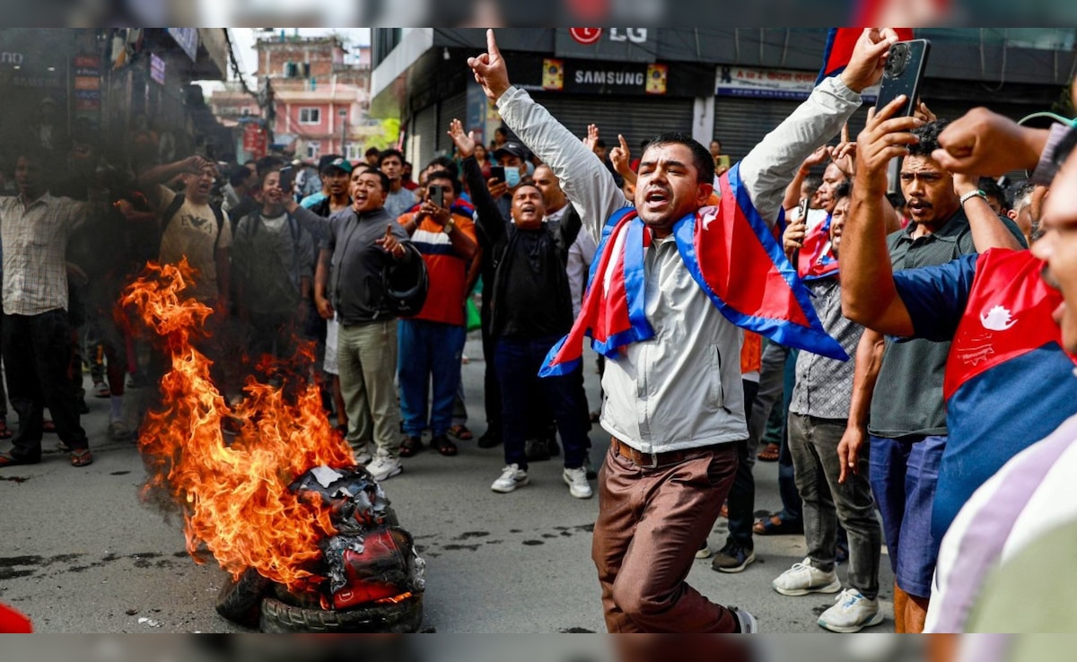 नेपाल में राजतंत्र वापस लाकर 'हिंदू राष्ट्र' बनाएगी RPP, जानिए चुनावी घोषणापत्र में क्या वादे किए 