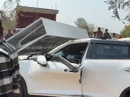 यूपी के प्रतापगढ़ में चलती कार पर मौत बनकर गिरा पोल, सपा नेता ने मौके पर ही तोड़ा दम