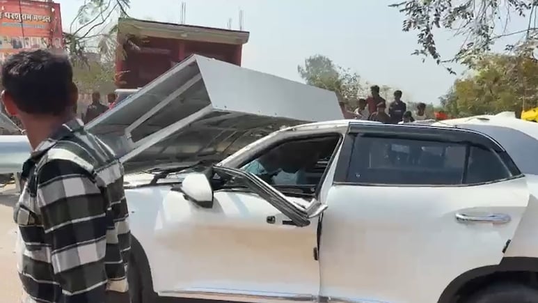 यूपी के प्रतापगढ़ में चलती कार पर मौत बनकर गिरा पोल, सपा नेता ने मौके पर ही तोड़ा दम