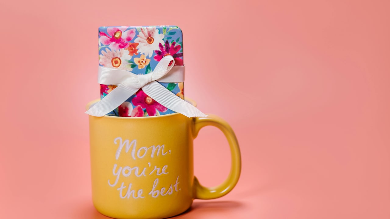 Ceramic and printed mugs are suited for everyday tea and coffee moments