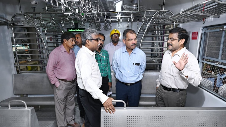 Mumbai Local News: देशातील पहिली 15 डब्यांची लोकल मुंबईत! गर्दी कमी होणार; कुठे कुठे धावणार?