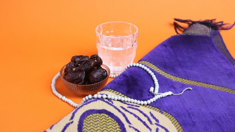 Ramadan 2026: अगर गलती से पानी पी लिया जाए तो क्या रोजे को जारी रखा जा सकता है, जानिए यहां