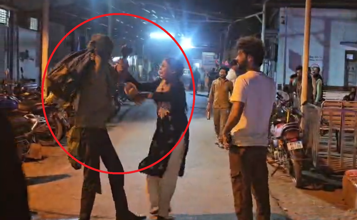 Guna Viral News: गुना जिला अस्पताल में विवाद; गाली देने पर युवती ने चप्पल से कर दी पिटाई