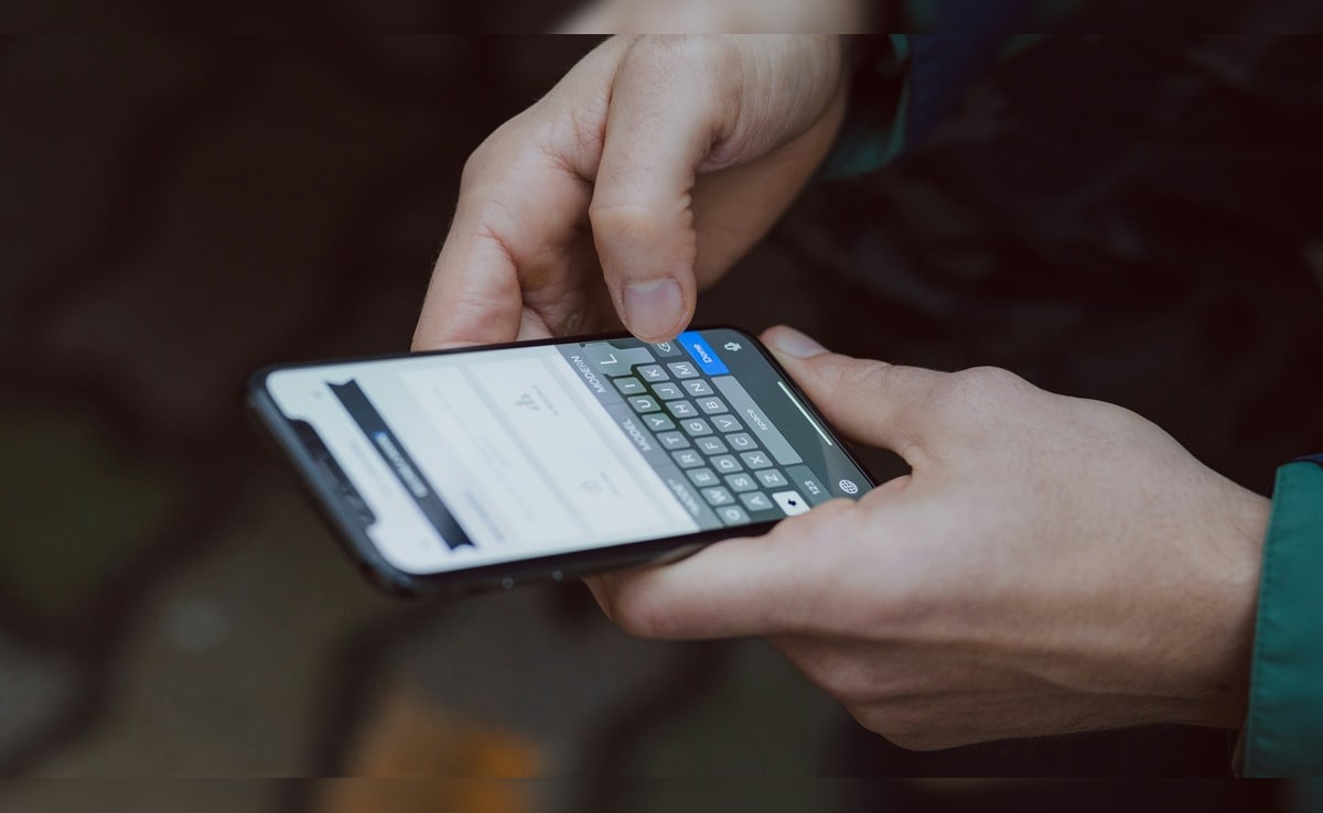 ओडिशा के हेडमास्टर ने शादीशुदा छात्रा को भेजा आई लव यू का मैसेज, पूछने पर बोला- मैं तो टेस्ट ले रहा था तुम्हारा