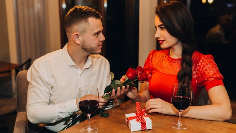 Valentine Day 2026 Men's Outfit: डेट पर अपना लुक ऐसे रखें सबसे अलग, हर कोई हो जाएगा आपका दीवाना