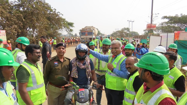 अदाणी पावर ने सड़क सुरक्षा को बनाया जनआंदोलन, जीवन रक्षा का संदेश लेकर उतरे कर्मचारी और पुलिस