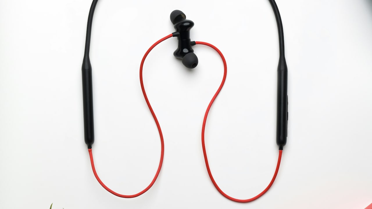 Bluetooth Earbuds vs Neckband Earphones: Which Is More Stable?