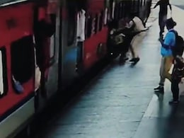 VIDEO: बस मौत के मुंह में जाने ही वाला था... चलती ट्रेन से गिरे यात्री की RPF हेड कांस्टेबल ने बचा ली जान