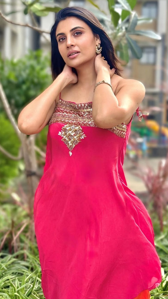 Malti Chahar Serves Dreamy Glam in Chic Pink Outfit