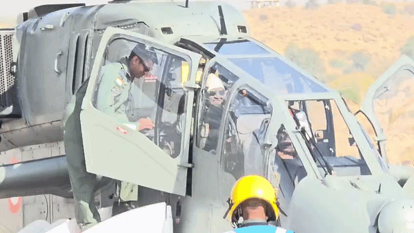 द्रौपदी मुर्मू &lsquo;प्रचंड&rsquo; में सवार,  भारत की पहली राष्ट्रपति जो लड़ाकू हेलीकॉप्टर में बनीं को-पायलट