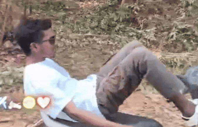 VIDEO: स्टंटबाजी पड़ ना जाए भारी! चलती स्कूटी पर लेट गया युवक, पैरों से संभाला हैंडल