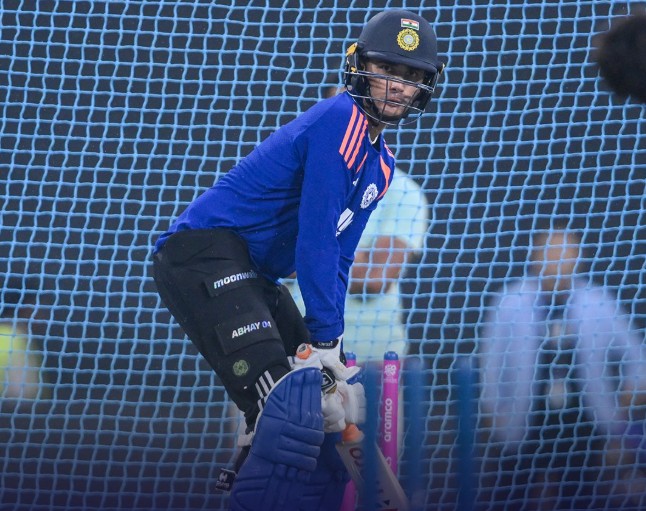 पाकिस्तान के खिलाफ पहले बल्लेबाजी कर रही टीम इंडिया, फायदा या नुकसान?