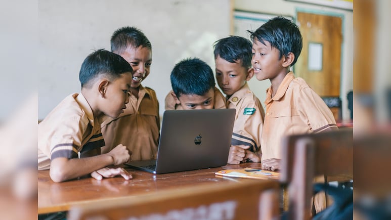 Holi Holiday 2026: होली पर स्कूलों की छुट्टी को लेकर बड़ा अपडेट, जानें 3 मार्च को स्कूल खुलेंगे या नहीं?