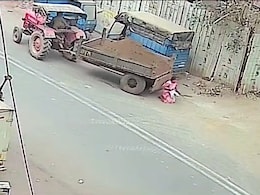 सड़क पर चलना भी सुरक्षित नहीं? सूरत में रिवर्स लेते ट्रैक्टर ने महिला को कुचला, CCTV में कैद हादसा