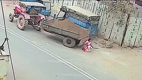सड़क पर चलना भी सुरक्षित नहीं? सूरत में रिवर्स लेते ट्रैक्टर ने महिला को कुचला, CCTV में कैद हादसा