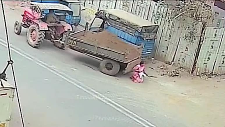 सड़क पर चलना भी सुरक्षित नहीं? सूरत में रिवर्स लेते ट्रैक्टर ने महिला को कुचला, CCTV में कैद हादसा