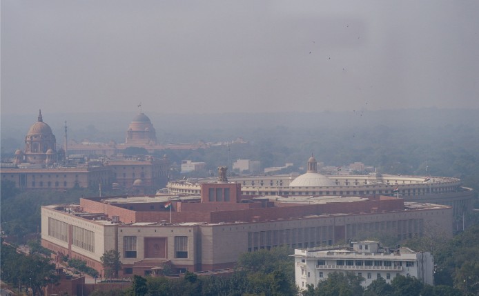 सर्दी गई पर आने वाली है बारिश, गर्मी की चुभन के बीच फिर बदलेगा मौसम, जानें दिल्ली NCR से पंजाब तक वेदर अपडेट