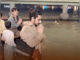 ऋषिकेश में भक्ति का 'जादू', विदेशी पर्यटक ने आचमन कर लिया मां गंगा का आशीर्वाद