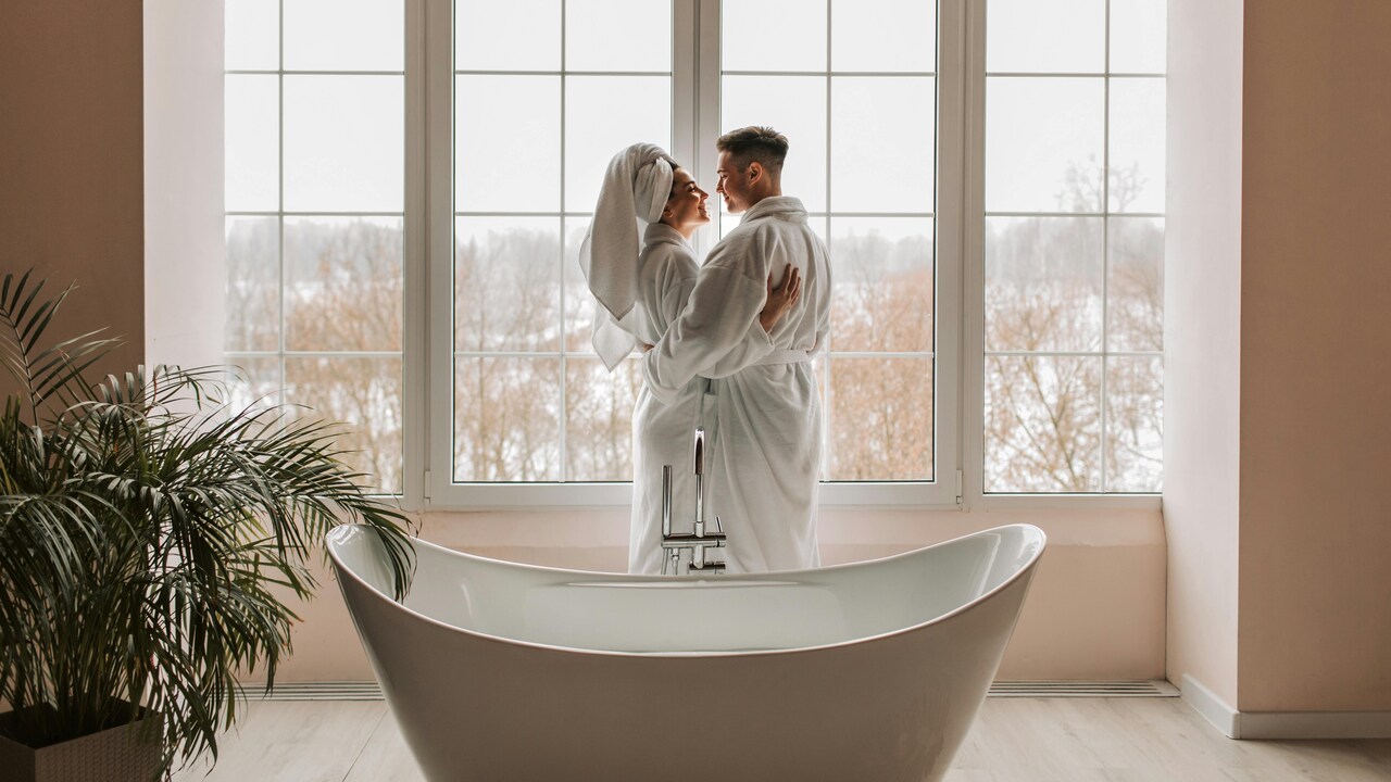 Check Out These 5 Best Bathrobes Under ₹1300 on Myntra Fashion Carnival for Hotel-Style Comfort.