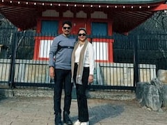 माधुरी दीक्षित पति डॉ. श्रीराम नेने के साथ पहुंचीं जापान, पारंपरिक ड्रेस और हाथ में तलवार लिए शेयर की फोटो 