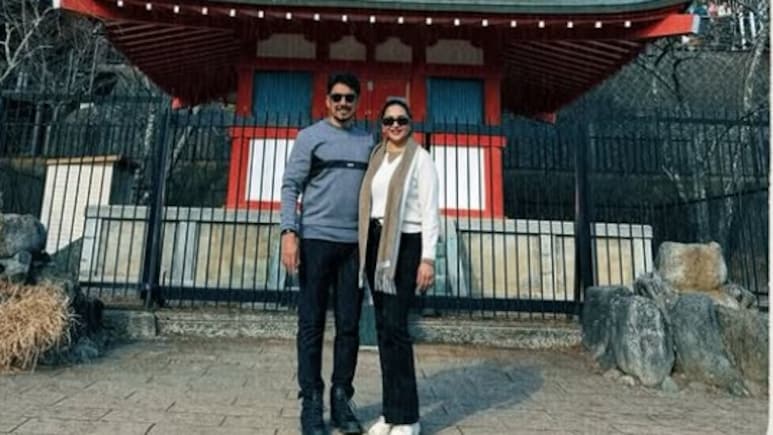 जापान वेकेशन पर पारंपरिक ड्रेस पहने दिखी माधुरी दीक्षित, पति डॉ. नेने के साथ समुराई से भरे ज्वालामुखी शिखर से शेयर की फोटो&nbsp;