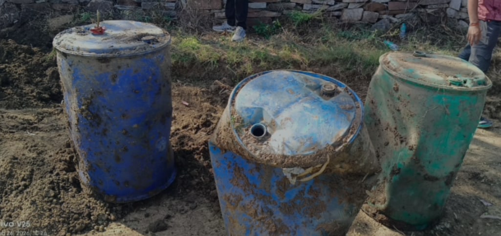 Illegal Liquor Raid: इन ड्रमों में था स्टॉक