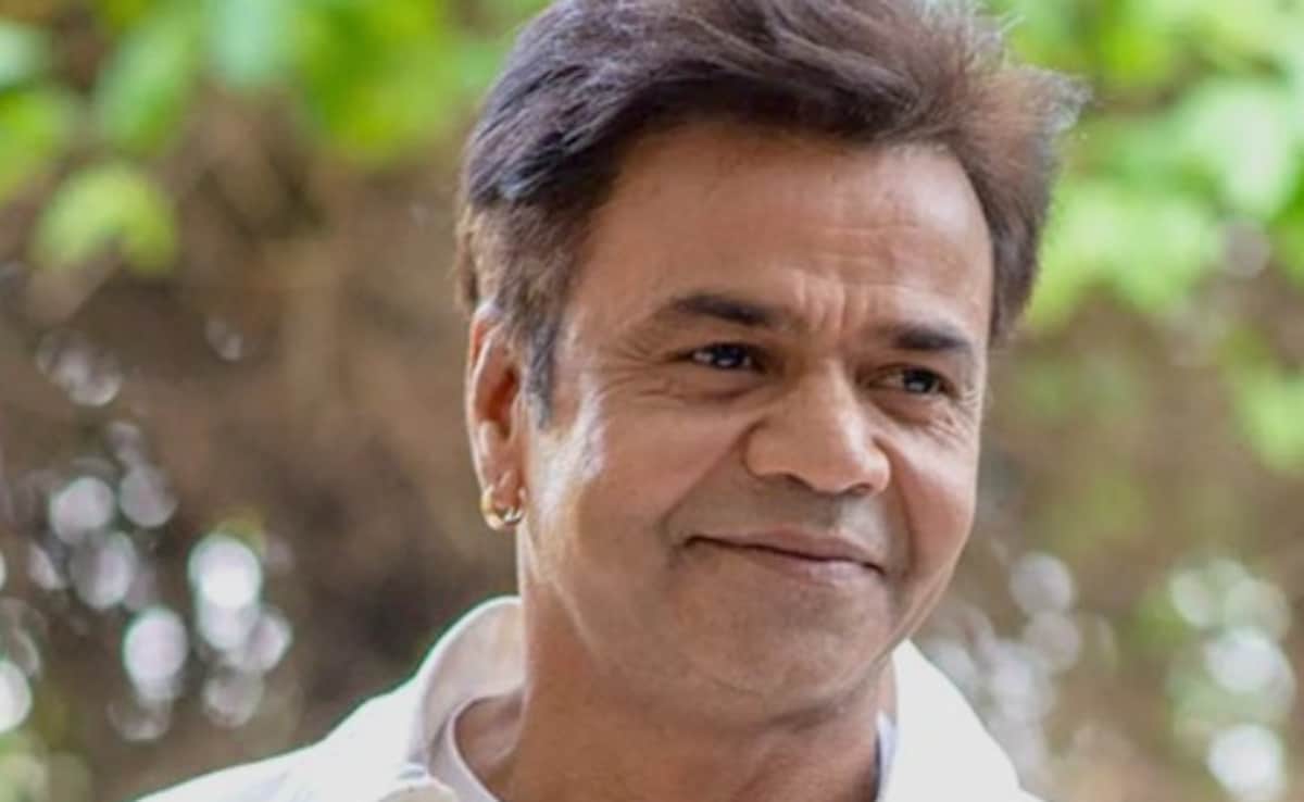 राजपाल यादव ने पहनी पुलिस की वर्दी! जेल से बाहर आने के बाद बने अंग्रेजों के जमाने के जेलर, क्या है फोटो का सच