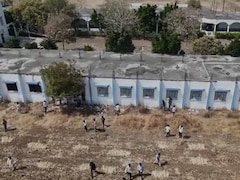 खिड़कियों से नकल की पर्चियां...  ये बिहार नहीं जनाब, ड्रोन कैमरे में कैद महाराष्ट्र कॉलेज के नकलचियों की करतूत