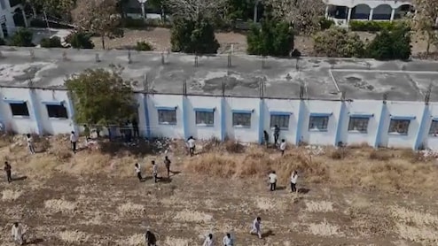 खिड़कियों से नकल की पर्चियां...  ये बिहार नहीं जनाब, ड्रोन कैमरे में कैद महाराष्ट्र कॉलेज के नकलचियों की करतूत