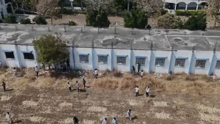 खिड़कियों से नकल की पर्चियां...  ये बिहार नहीं जनाब, ड्रोन कैमरे में कैद महाराष्ट्र कॉलेज के नकलचियों की करतूत