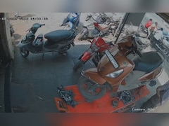 महाराष्ट्र: तेज रफ्तार कार ने बाइक और पैदल यात्री को मारी टक्कर, मां‑बेटे समेत 3 घायल; वीडियो देख जाएंगे सहम