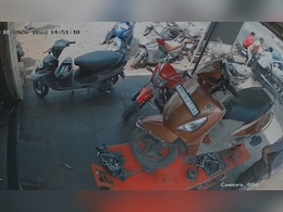 महाराष्ट्र: तेज रफ्तार कार ने बाइक और पैदल यात्री को मारी टक्कर, मां‑बेटे समेत 3 घायल; वीडियो देख जाएंगे सहम