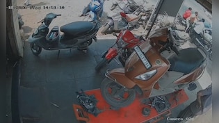 महाराष्ट्र: तेज रफ्तार कार ने बाइक और पैदल यात्री को मारी टक्कर, मां‑बेटे समेत 3 घायल; वीडियो देख जाएंगे सहम