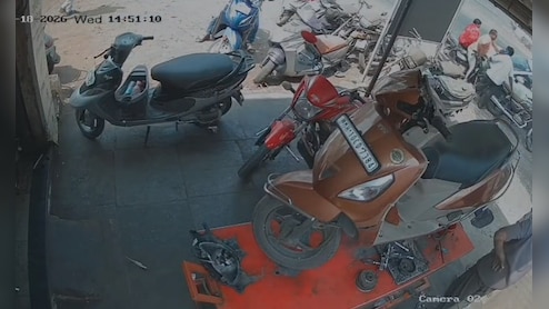 महाराष्ट्र: तेज रफ्तार कार ने बाइक और पैदल यात्री को मारी टक्कर, मां‑बेटे समेत 3 घायल; वीडियो देख जाएंगे सहम