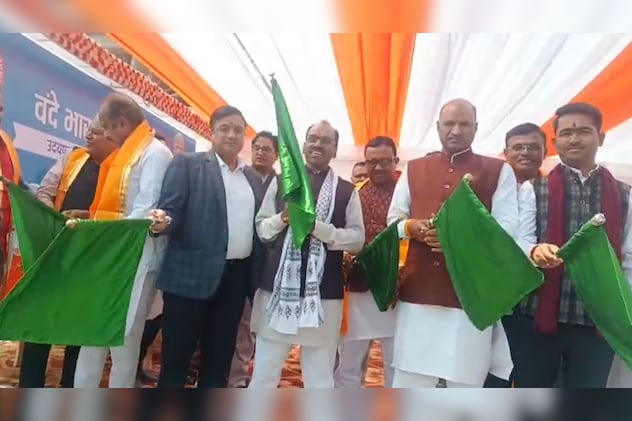 हरी झंडी दिखाते सांसद सीपी जोशी