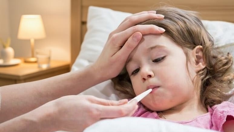 मौसम बदलते ही बच्चों को क्यों पड़ जाती है बीमारियों की मार? जानिए आसान घरेलू सुरक्षा उपाय