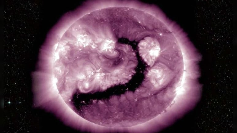 सूरज ने खोला 8 लाख किमी चौड़ा दरवाजा, धरती की ओर बढ़ा सौर तूफान