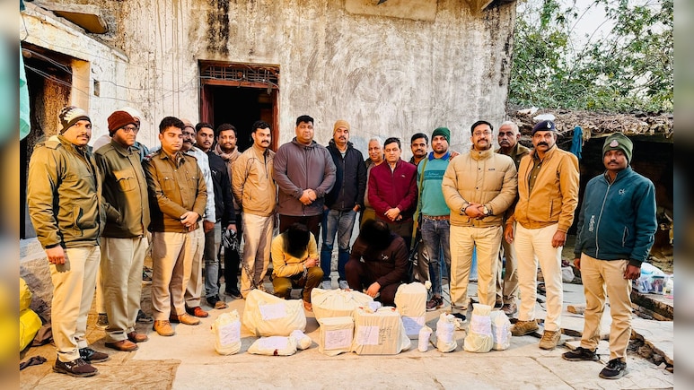 गांव में चल रही थी ड्रग्स की फैक्ट्री! इंदौर नारकोटिक्स ने दी दबिश, करोड़ों के माल के साथ दो गिरफ्तार