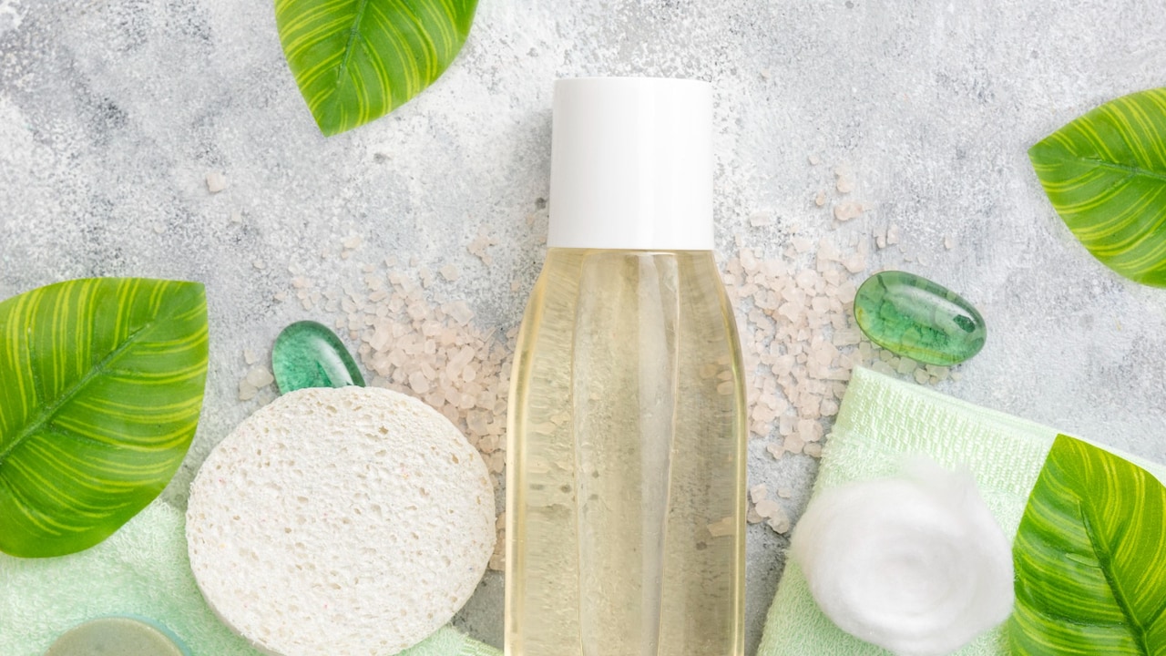 5 Affordable Oil Cleansers That Melt Makeup, Sunscreen and Daily Grime Under ₹1,100
