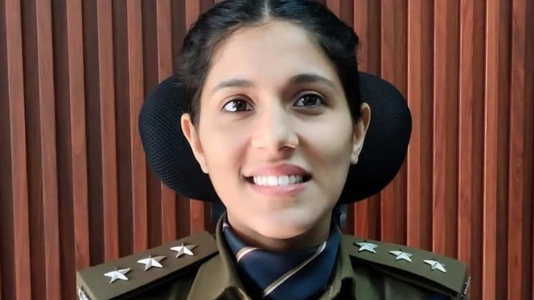 कौन है IPS आदिति सिंह, जिनके 24 दिन की छुट्टी लेने से उनके जूनियर की मौज हो गई