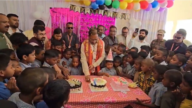 CM विष्णुदेव साय ने बच्चों संग सादगी से मनाया अपना जन्मदिन, केक काटा-चॉकलेट खिलाई, मां जसमनी का भी लिया आशीर्वाद