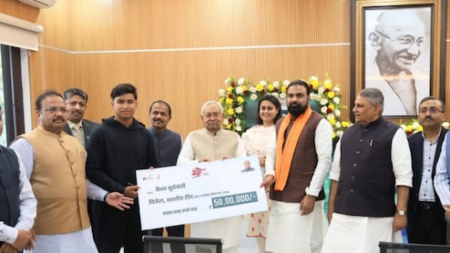 अंडर-19 वर्ल्ड कप में जीत के बाद पटना पहुंचे वैभव सूर्यवंशी, CM नीतीश ने 50 लाख का चेक देकर किया सम्मानित