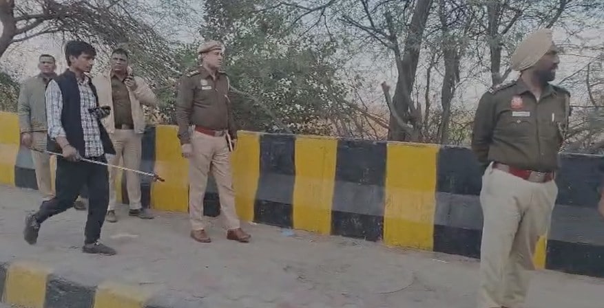घटनास्थल पर छानबीन में जुटी पुलिस टीम.