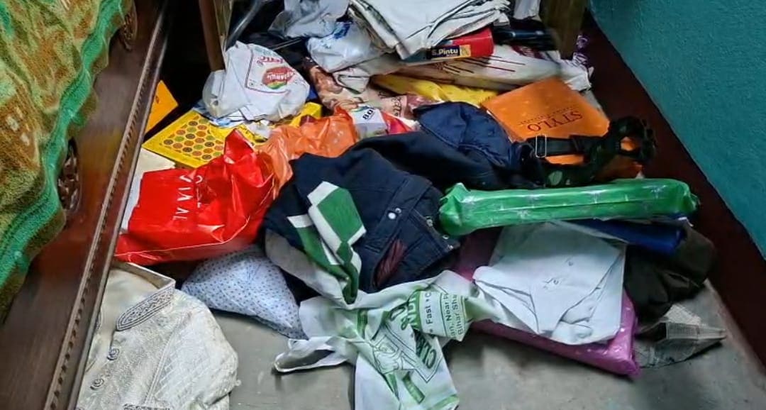 चोरी के बाद घर में बिखड़ा पड़ा सामान.