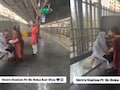 Roka at Metro Station: लड़की के घर नहीं पहुंचे, तो मेट्रो स्टेशन पर ही कर दिया रोका, अनोखी सगाई सेरेमनी का Video Viral
